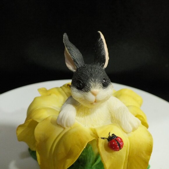 Charming Tails Dean Griff Bunny in a Lily 89305 Retired - Picture 6 of 9